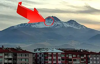 Erciyes'in zirvesinde korkutan, garip ve gizemli bir yüz belirdi! Kent merkezinde o ana şahit olan dönüp bir daha baktı