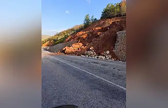 Flaş! Özvatan'da heyelan. Yol trafiğe kapatıldı