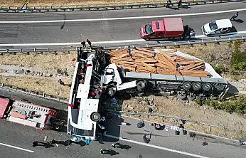 Flaş! Tır otobüse daldı, 11 ölü 27 yaralı