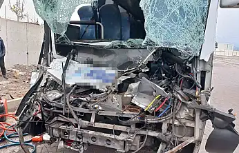 Kayseri'de can pazarı: İşçi servisi tıra çarptı! Çok sayıda yaralı var