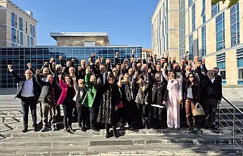 İYİ Parti'nin yeni yönetiminden yumruklu poz!