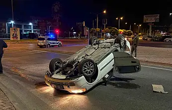 Kamyonla çarpışan otomobil takla attı