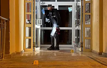 Kayseri'de bina önünde hareketli dakikalar! 2 kişi bıçaklandı