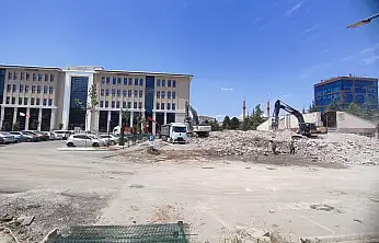 Kayseri'de bir dönem sona erdi! 54 yıllık müdürlük binası yerle bir oldu