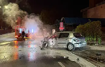 Kayseri'de can pazarı! 3 araca çarpan otomobil alev aldı