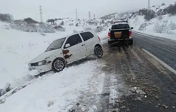 Kayseri'de ekiplerin tabut yüklü araçla kurtarma çalışması dikkat çekti