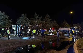 Kayseri'de yolcu otobüsü ile yakıt tankeri taşıyan tır çarpıştı! 30 yaralı var