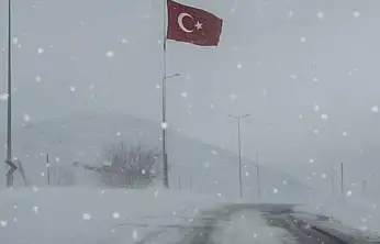 Kayseri'de gönderden indirilen Bayrak, yeniden göndere çekildi