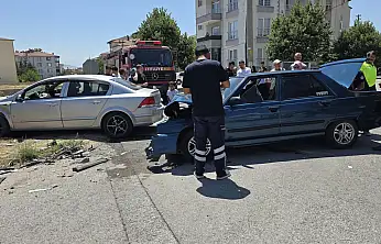 Kayseri'de iki otomobil çarpıştı: 5 kişi...