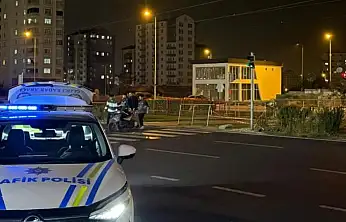 Kayseri'de karşıya geçmek isterken tramvayla çarpıştı!