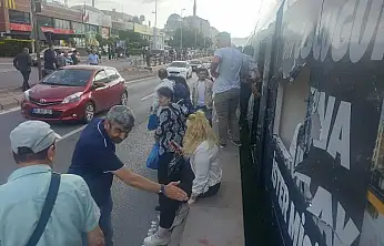 Kayseri'de kaza! Fırlayan taş tramvayın camını tuzla buz etti!