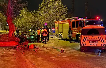 Kayseri'de otomobil ağaca çarparak durabildi! Genç sürücü hayatını kaybetti