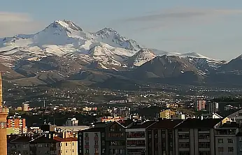 Kayseri'de Papaz aldı başını gidiyor!
