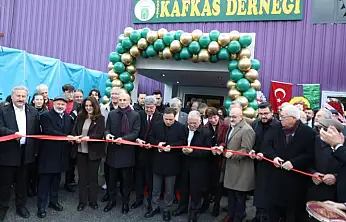 Kayseri'de protokolü buluşturan açılış: Et ile tırnak gibiyiz