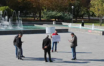 Kayseri'de tek kişilik eylem! İşte nedeni...