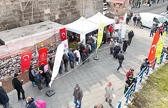 Kayseri'de Cumhuriyet Meydanı'nda uzun kuyruklar oluştu! Bakın ne dağıtıldı