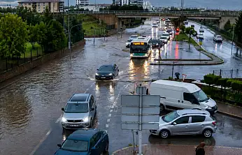Kayseri'de yağmurla karışık dolu yağdı sel oldu