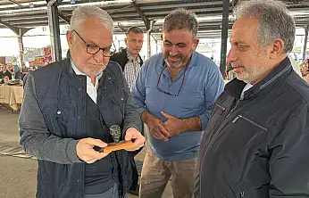 Kayseri'deki Antika Pazarı'nda Atatürk büstü