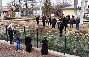 Kayseri'deki o mahalleyi tel örgüyle ikiye böldüler! Mahalle sakinleri telin diğer tarafındaki akrabalarına hasret kaldı