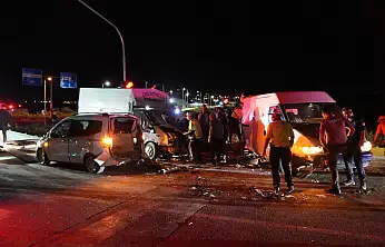 Kayseri-Niğde yolunda can pazarı! 3 araç birbirine girdi