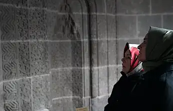 Kayseri'ye gelen eski Bakan sessiz sedasız bakın nereyi ziyaret etmiş?