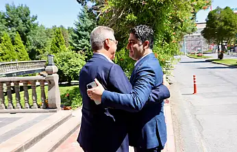 MHP'li Özdemir'i örnek gösteren Akay,  diğer siyasilere gönderme yaptı