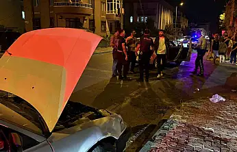 Otomobiller çarpıştı, sürücülerden biri kaçtı! 1'i çocuk, 2 yaralı