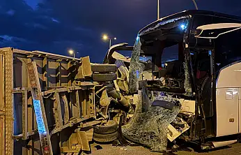 Serbest Bölge Kavşağı'nda otobüsü ile kamyonet çarpıştı!