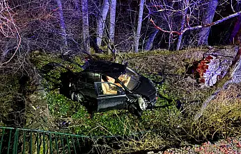 Kayseri'de facianın eşiğinden dönüldü! Otomobil bahçe duvarından uçtu