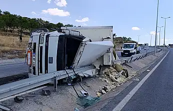Talas'ta tır devrildi!