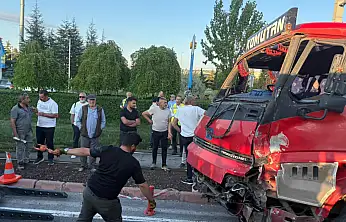 Tramvay ve kamyon çarpıştı!