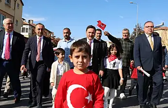 Vali Çiçek, Cumhuriyet coşkusunu miniklerle kutladı