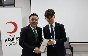 Vali Çiçek'i duygulandıran hediye: 50 öğrenciden 10 yıllık sır