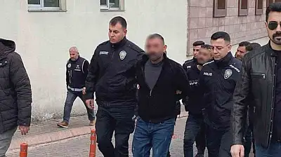 80 metrekare bir evde tıkış tıkış oturuyorum. Böyle örgüt lideri mi olur?