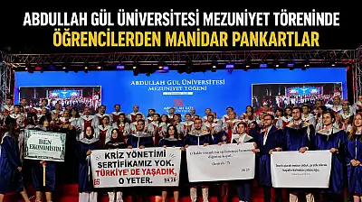 Abdullah Gül Üniversitesi mezuniyet töreninde öğrencilerden manidar pankartlar