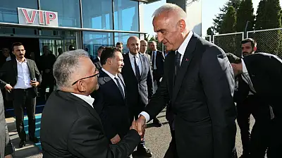 Bakan Ersoy selamlayıp geçti!