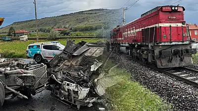 Bir anda lokomotifin önünde kaldı! Kayseri'de 2 yaralı