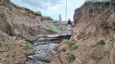 Burası Becen, sel sonrası adam boyunda yarıklar oluştu!