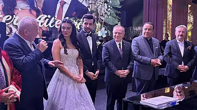 CHP Kayseri İl Başkanı Özer'in oğlunu evlendiği düğüne ünlü isimlerin '3 çocuk' göndermesi ve Başkan Büyükkılıç'ın konuşması damgasını vurdu