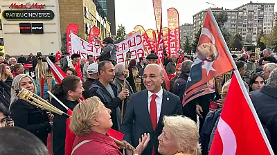 CHP'li Belediye Başkanları ve bazı Meclis üyeleri, partilileri yalnız bıraktı! Partililer sokakta, onlar protokolle poz verdi