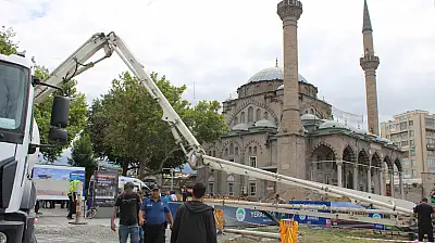 Cumhuriyet Meydanı'nda korku dolu anlar! 5 kişi yaralandı