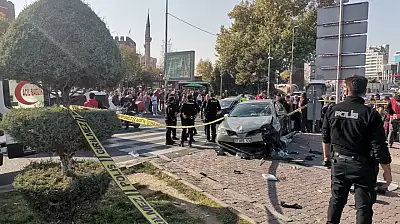 Cumhuriyet Meydanı savaş alanına döndü! Otomobil yayaların arasına daldı