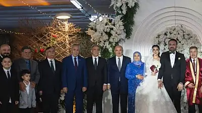 Düğünde dikkat çeken olay! AK Partili vekiller Gül'ün elini sıkmadı