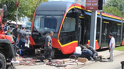 Genç kadın tramvayın altında kaldı!