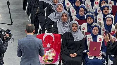 Kazada ölen genç hafızın sandalyesi ay yıldızlı al bayrakla süslendi