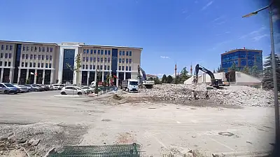 Kayseri'de bir dönem sona erdi! 54 yıllık müdürlük binası yerle bir oldu