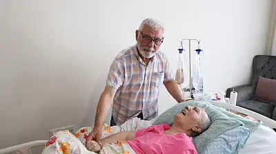 Kayseri'de bir vefa hikayesi: Yatalak eşine bebek gibi bakıyor