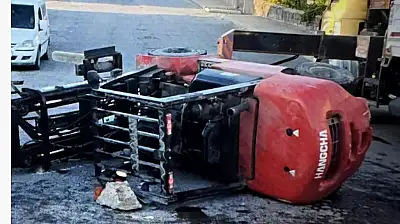 Kayseri'de forklift devrildi: Sürücü altında kaldı