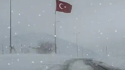 Kayseri'de gönderden indirilen Bayrak, yeniden göndere çekildi