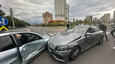 Kayseri'de lüks araç kazaya karıştı! İşte o anlar